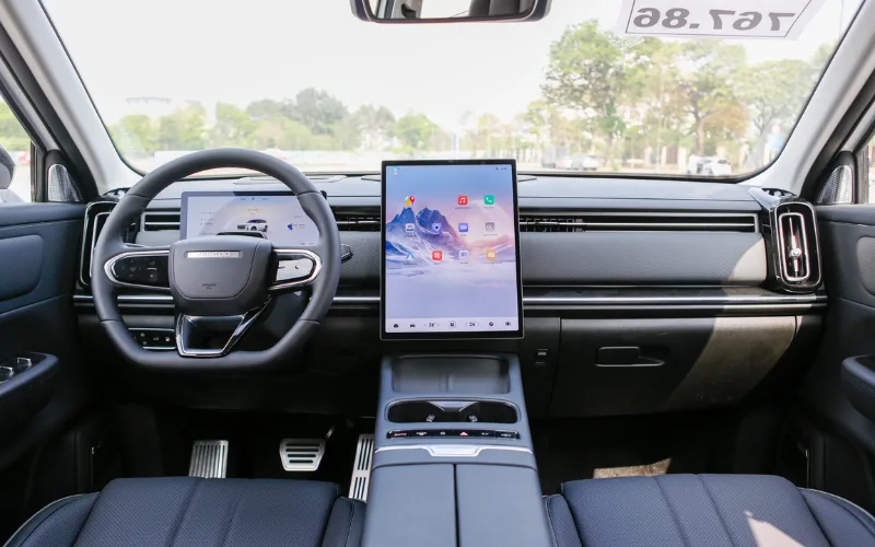 Không gian nội thất của Jaecoo J7 2025 mang đến cảm giác sang trọng và cao cấp nhờ sự kết hợp hài hòa giữa chất liệu da, nhựa mềm