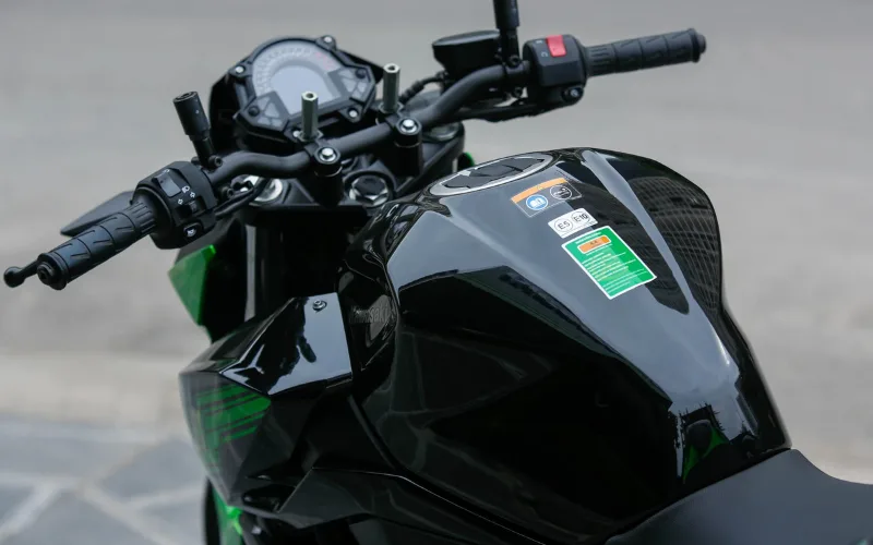 Bình xăng của Kawasaki Z400 2025 được thiết kế nhô cao và mang dáng vẻ cơ bắp