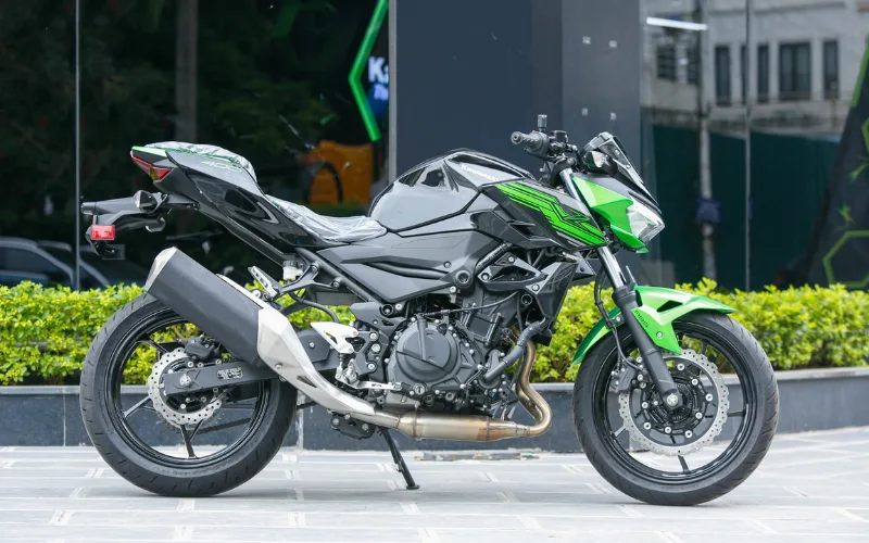 Kawasaki Z400 2025 sở hữu tổng thể to lớn và nam tính, nổi bật với các đường cong uốn lượn đầy táo bạo kết hợp cùng màu sơn nam tính và động cơ mạnh mẽ