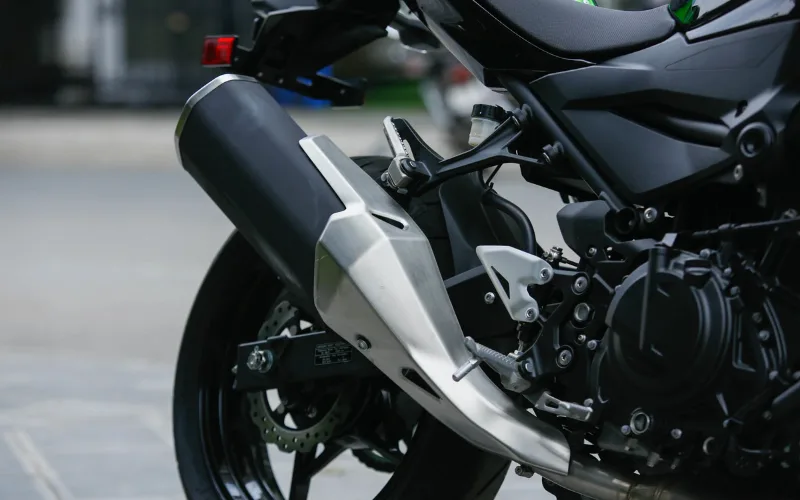 Hệ thống treo của Kawasaki Z400 2025 bao gồm phuộc trước dạng ống lồng đôi với đường kính 41 mm, ở phía sau xe sử dụng phuộc lò xo trụ đơn