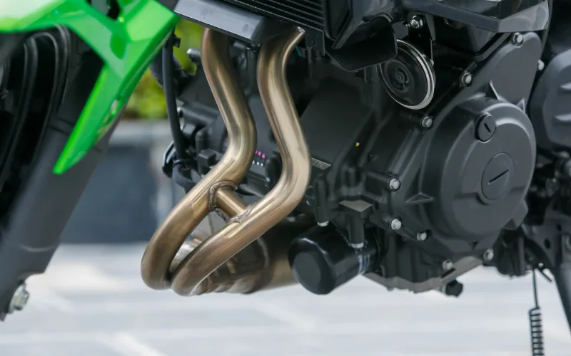 Kawasaki Z400 2025 được trang bị động cơ 4 thì, với cấu trúc 2 xi-lanh song song, sử dụng trục cam đôi DOHC và hệ thống làm mát bằng chất lỏng