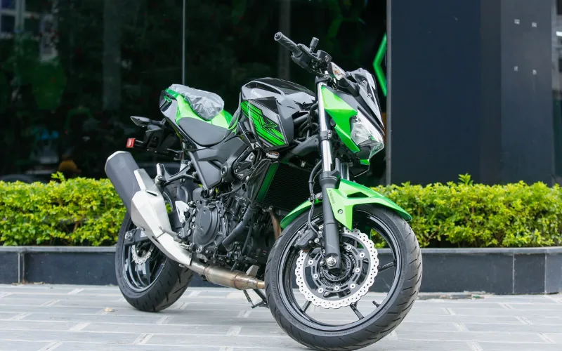 Kawasaki Z400 phiên bản mới có 02 màu xanh candy Lime và Đen ánh kim