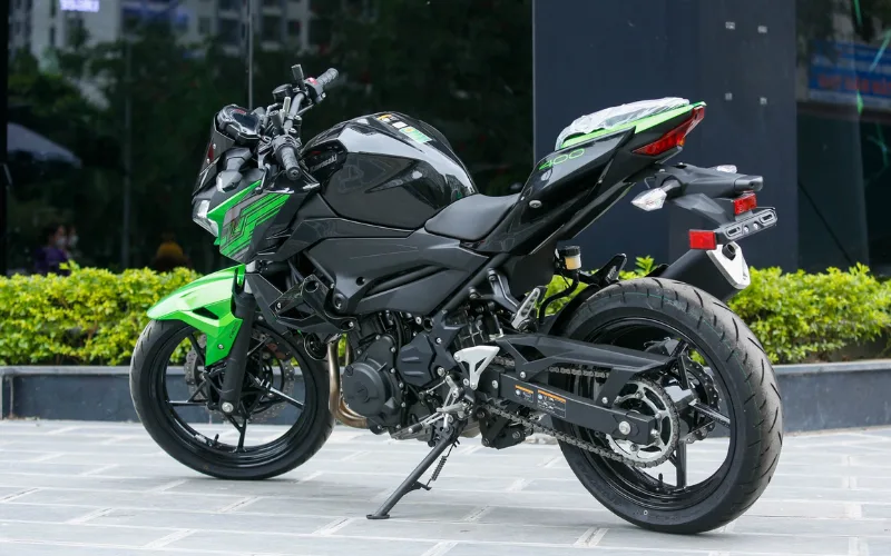 Khi nhìn từ phía hông xe, Kawasaki Z400 mang đến cảm giác khá nhỏ gọn