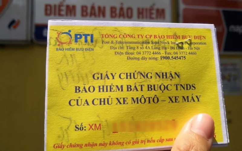 Người điều khiển xe máy quên mang bảo hiểm xe máy theo nghị định 168 bị phạt tiền từ 200.000 đến 300.000 đồng.