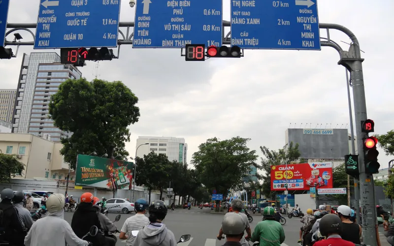 Để ý đèn giao thông khi qua giao lộ, không phanh gấp