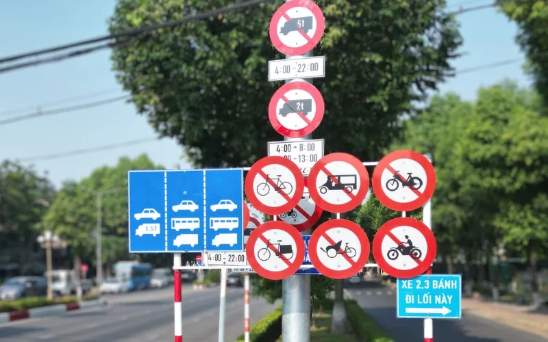 Lái xe chậm rãi và chú ý quan sát biển báo giao thông
