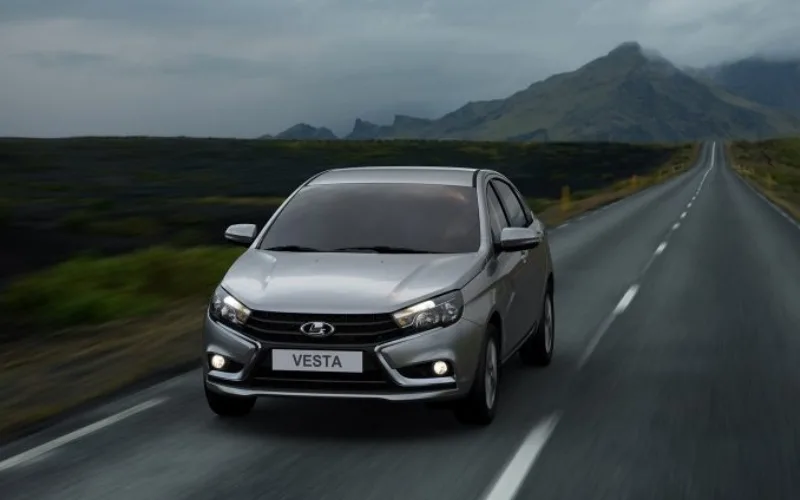 Đầu xe Lada Vesta 2025 gây ấn tượng thị giác với cụm lưới tản nhiệt màu đen