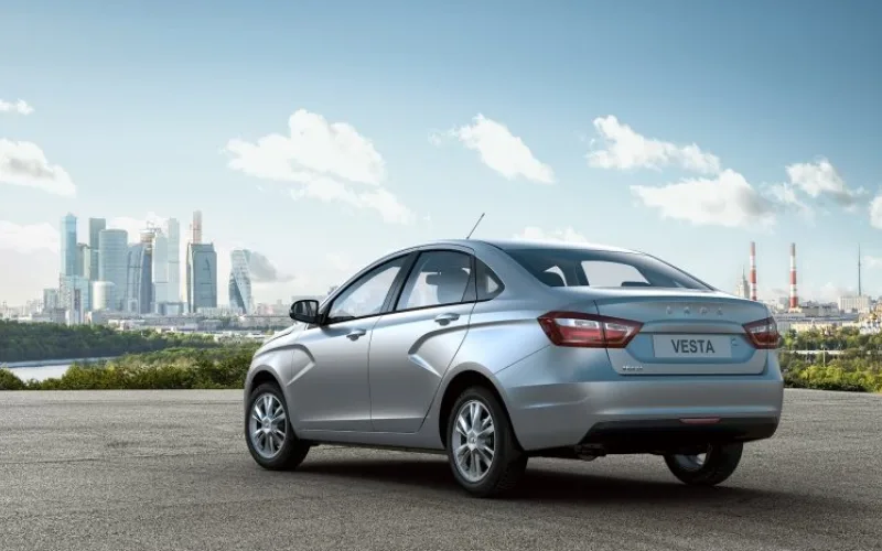 Phần đuôi xe Lada Vesta 2025 sở hữu kiểu dáng vuông vắn và toát lên vẻ tinh tế