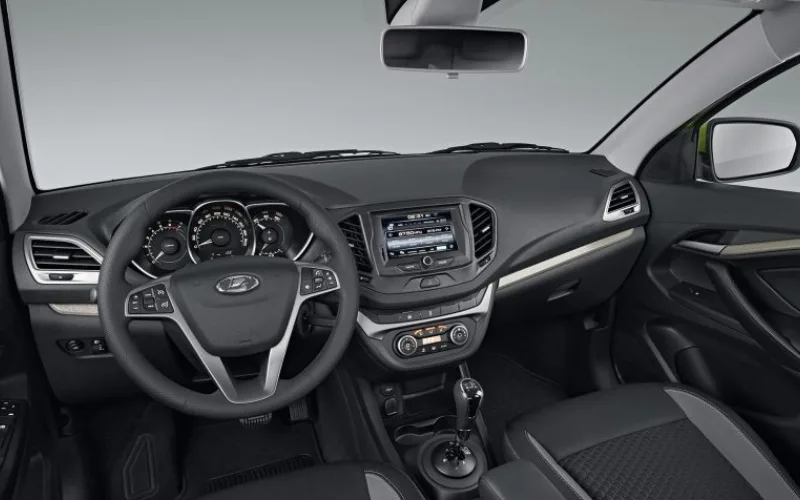 Bảng táp lô của xe được thiết kế theo hướng tối ưu hóa tính thực dụng, với các nút bấm chức năng được sắp xếp ở vị trí ngang tầm tay người lái, giúp việc thao tác trở nên dễ dàng