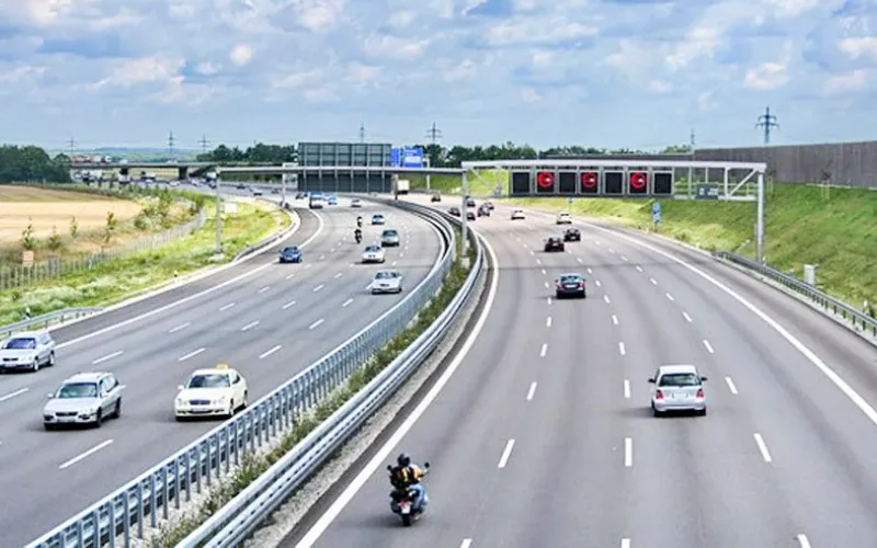 Duy trì khoảng cách an toàn với xe phía trước và tránh phanh gấp