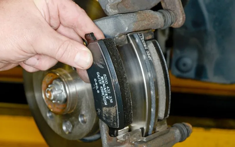 Kẹp phanh hoặc chốt trượt bị kẹt