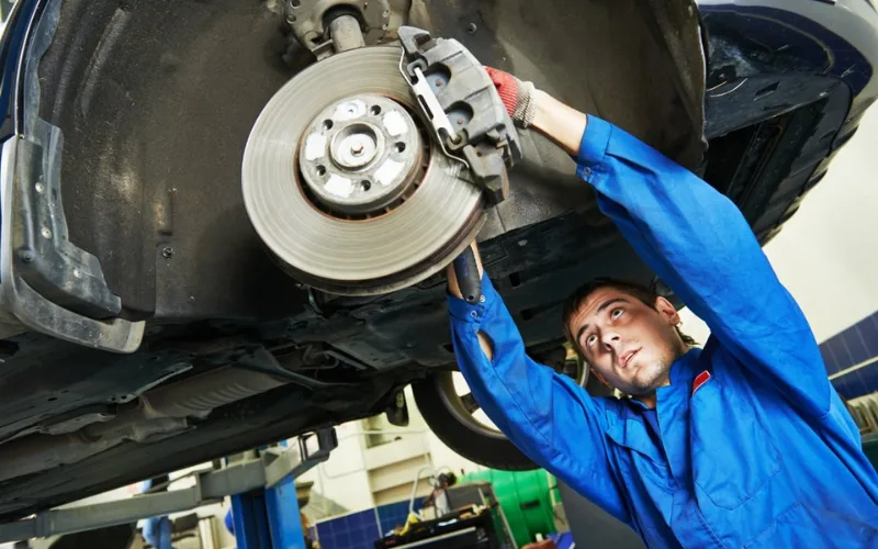 Thường xuyên kiểm tra má phanh ô tô để đảm bảo an toàn khi sử dụng