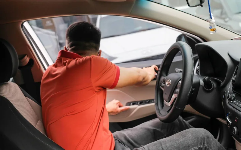Quan sát kỹ trước khi mở cửa