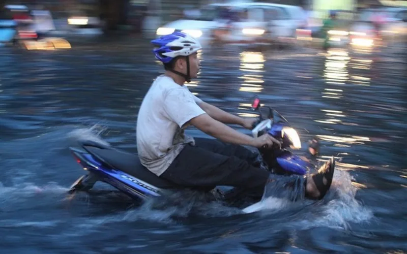 Nước vào bô xe máy có sao không?