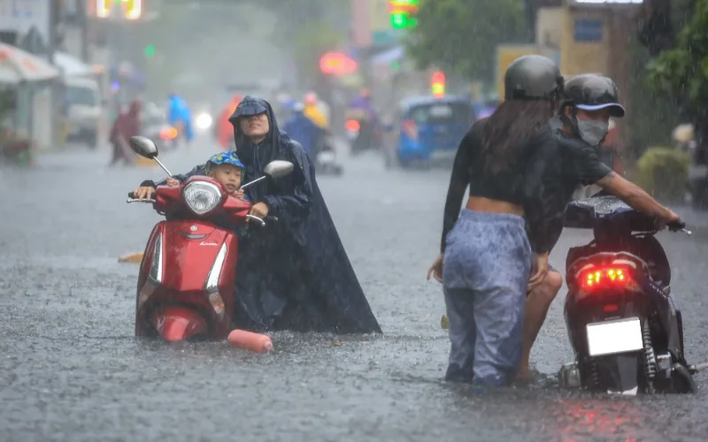 Kinh nghiệm lái xe máy an toàn qua vùng ngập nước