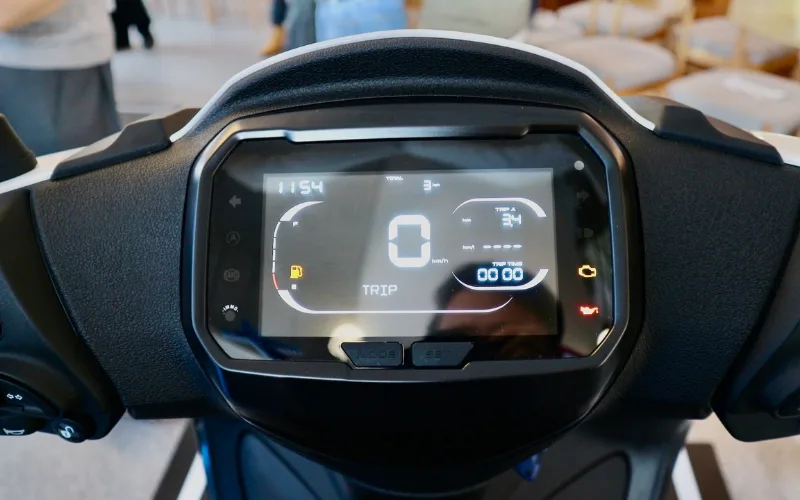 Piaggio Liberty 2025 được trang bị cụm đồng hồ hiển thị thông tin mới, sử dụng màn hình màu LCD kích thước 5 inch