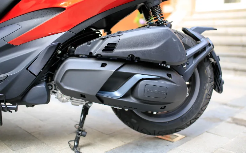 Piaggio Beverly 2025 được trang bị động cơ xăng 4 kỳ, 4 van với dung tích lên đến 400cc giúp sản sinh công suất cực đại 35 mã lực