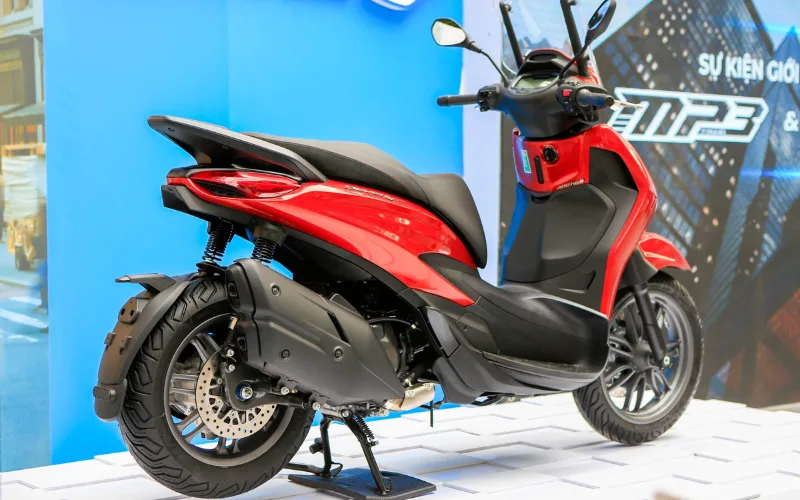 Piaggio Beverly S 400 HPE mang đến cho người tiêu dùng bốn tùy chọn màu sắc: cam, bạc, đen bóng và đen nhám