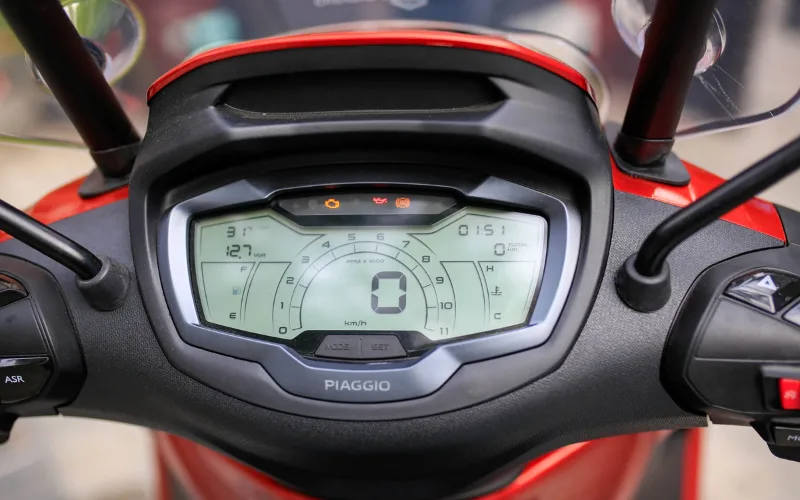 Piaggio Beverly 2025 được trang bị loại màn hình LCD đơn sắc kích thước 5,5 inch