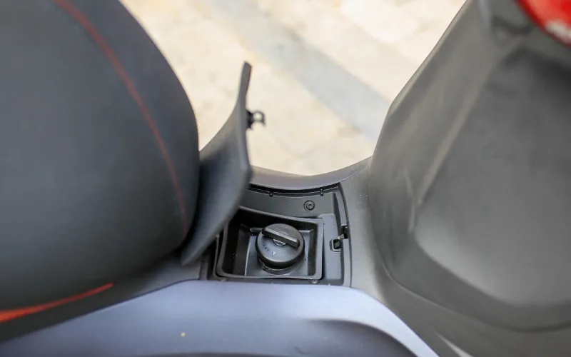 Về các tính năng an toàn, Beverly S 400 được trang bị hệ thống phanh ABS 2 kênh, giúp người lái kiểm soát tốt hơn trong các tình huống phanh gấp,...
