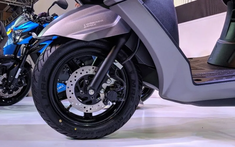 Hệ thống phanh của Suzuki Burgman Street 2025 là loại CBS đơn giản