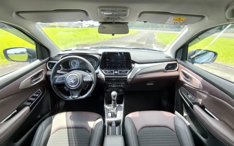 Mặc dù có kích thước nhỏ gọn, không gian bên trong Suzuki Fronx vẫn khá thoải mái nhờ cách bố trí khéo léo
