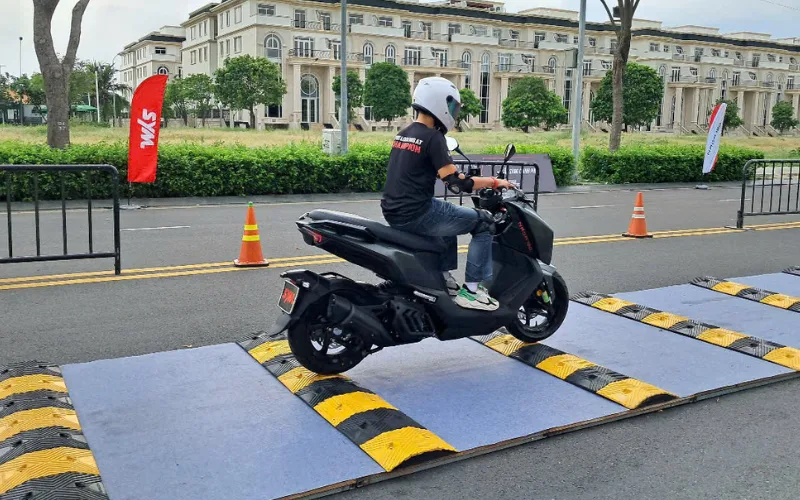 Nhìn từ phía sau lên, mẫu xe SYM Naga 150 có thiết kế khá lạ mắt so với các mẫu xe cùng phân khúc khi 02 lò xo giảm xóc được hãng đặt ở chính giữa xe
