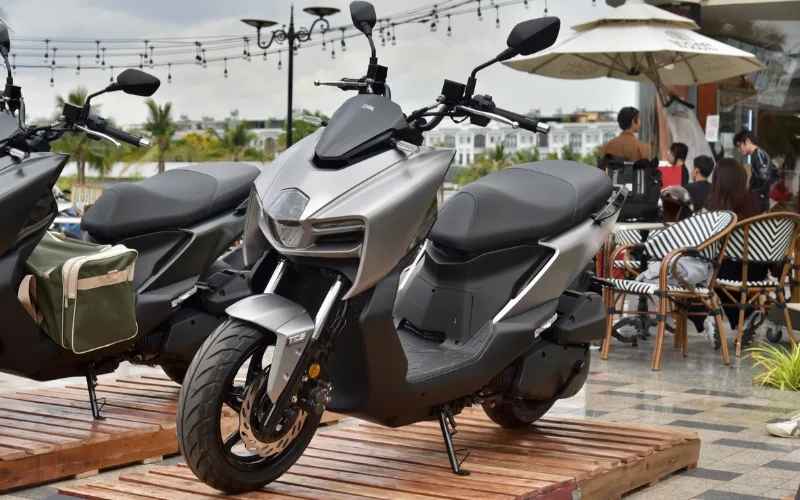 Thiết kế xe SYM Naga 150 2025 hướng đến khách hàng nam tính là chủ yếu khi sở hữu phần yên xe cao ráo cùng phần đầu xe hầm hố