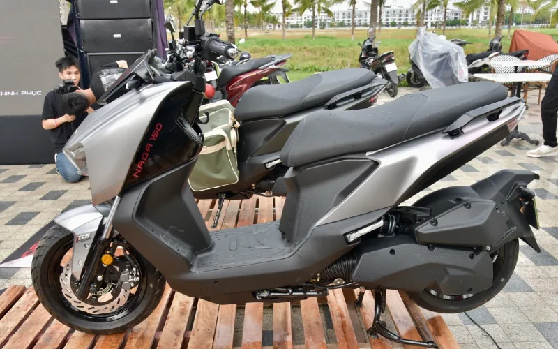 SYM Naga 150 2025 có thiết kế dài đòn nhưng khá đồ sộ, phần yên xe được xê dịch về phía sau một chút nên phần yên xe và khoảng trống để chân rất rộng rãi
