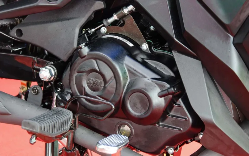 Xe côn tay SYM Star SR 2025 được trang bị động cơ xăng 4 kỳ 174cc tích hợp công nghệ EcoTech tiết kiệm nhiên liệu