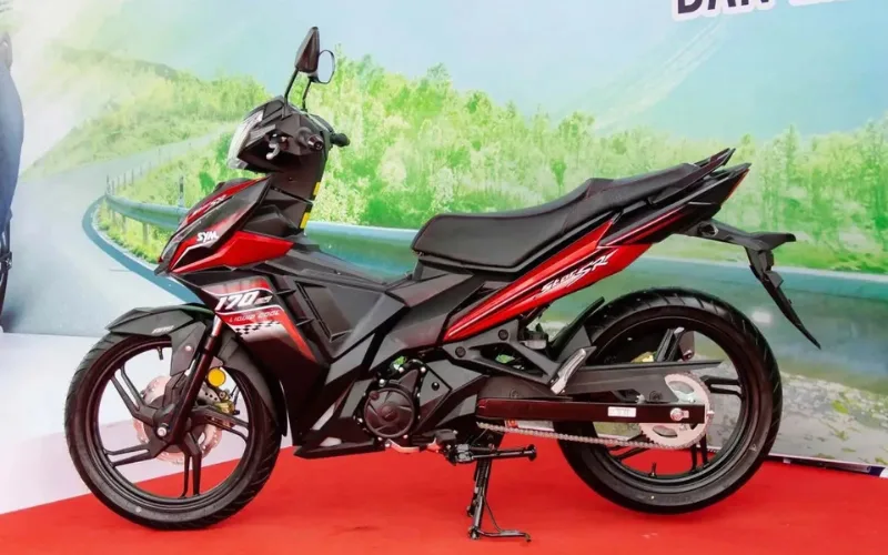 Yên xe được thiết kế phân tầng rõ rệt giữa vị trí người lái và người ngồi sau, với độ dốc cao thấp mang phong cách của những chiếc xe đua thể thao