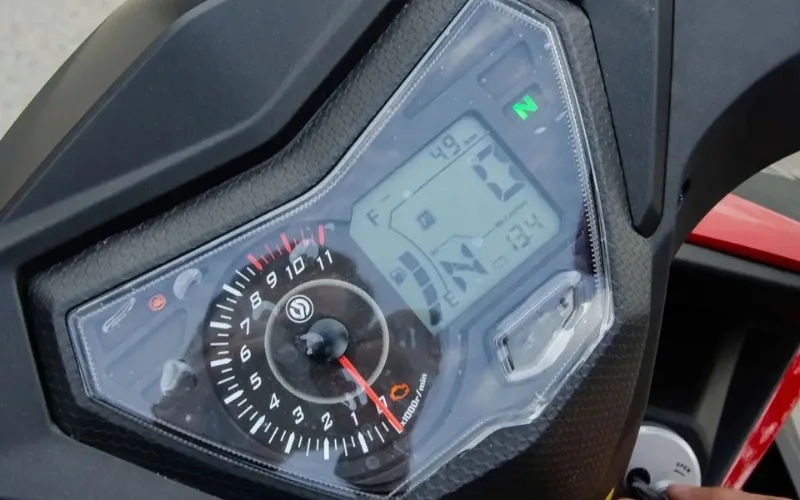 Về tiện ích, xe được trang bị đồng hồ hiển thị đa thông tin dạng LCD kết hợp với đồng hồ báo vòng tua máy dạng cơ truyền thống