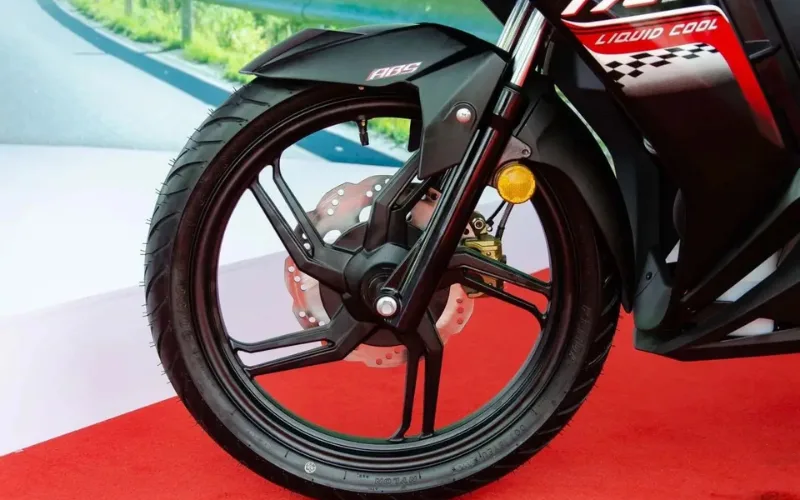 Cả hai bánh xe của SYM Star SR 2025 đều được trang bị hệ thống phanh đĩa, với kích thước đĩa phanh trước là 250mm và đĩa phanh sau là 200mm