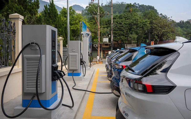 Bước 1: Tiếp cận trụ sạc khả dụng