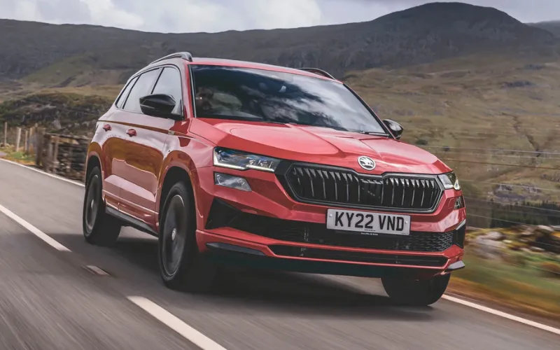 ụm đèn pha của Skoda Karoq 2025 được thiết kế liền kề với lưới tản nhiệt và hài hòa với đường nét nắp capo