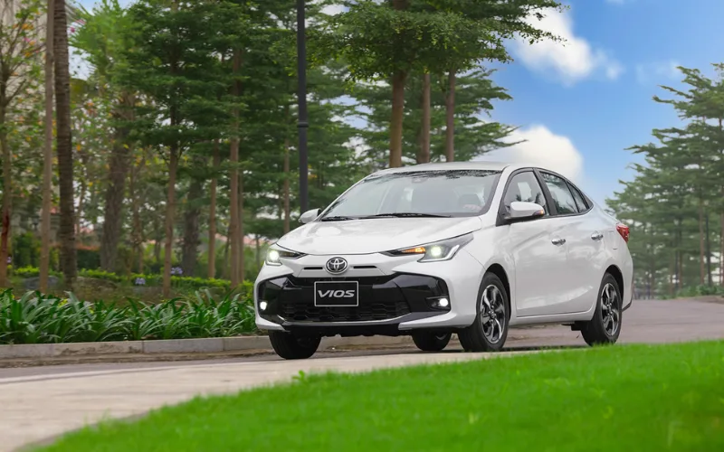 Ở phía bên kia, Toyota Vios sở hữu ngoại hình dễ nhìn, mang dáng vóc sedan truyền thống, hiện đại và trẻ trung