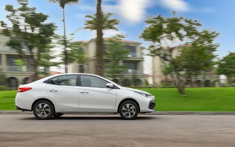 Mặc dù kích thước nhỏ hơn nhưng cơ bản cabin của Vios vẫn đủ dùng, bên cạnh đó Toyota Vios có dung tích khoang hành lý lớn hơn một chút (506 lít so với 480 lít của Accent).