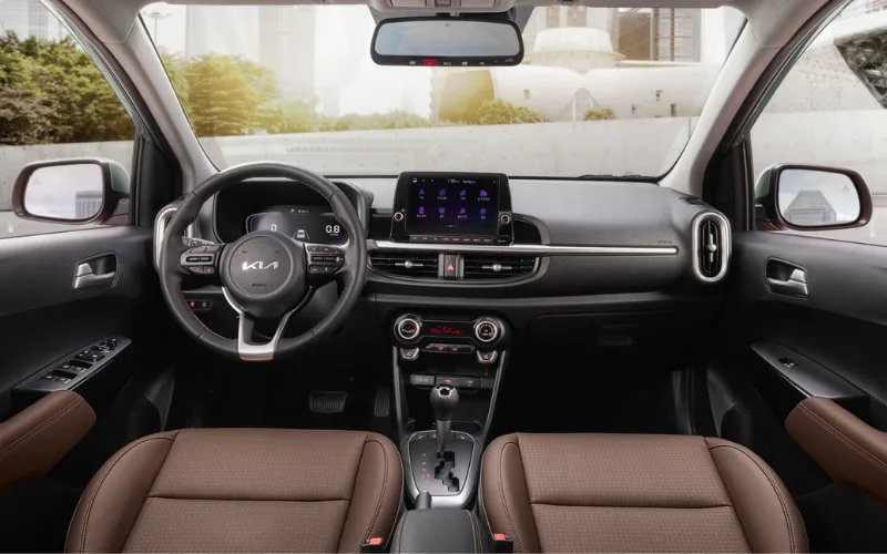 Về tiện nghi, KIA Morning được trang bị màn hình cảm ứng 8 inch hỗ trợ Apple CarPlay và Android Auto, điều hòa tự động, hệ thống âm thanh 6 loa