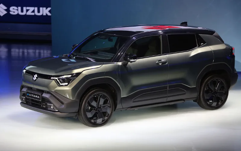 Thân xe Suzuki e Vitara 2025 duy trì phong cách thể thao với các đường gân dập nổi phô trương cơ bắp chạy dọc từ đầu tới đuôi