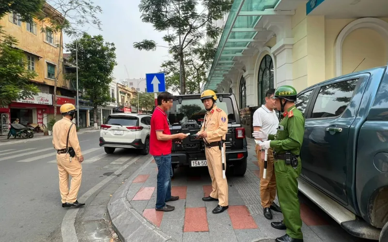 Cụ thể, tại điểm d, khoản 2, điều 6 của Nghị định 168 quy định người điều khiển ô tô đỗ xe ngược với chiều lưu thông của làn đường sẽ bị phạt tiền từ 600.000 - 800.000 đồng