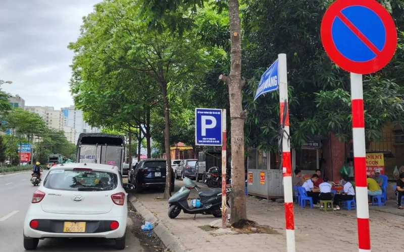 Hiện trạng đỗ xe ngược chiều vẫn khá phổ biến ở các đô thị, với nhiều người cho rằng trên những con đường nội khu, ít xe cộ qua lại thì việc đỗ xe theo cách nào cũng được