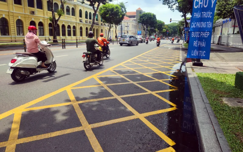 Đi như thế nào khi gặp vạch mắt võng?