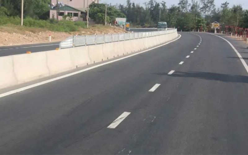 Vạch kẻ đường được thiết kế trên đường nhằm mục đích thay thế CSGT điều tiết phương tiện tham gia giao thông