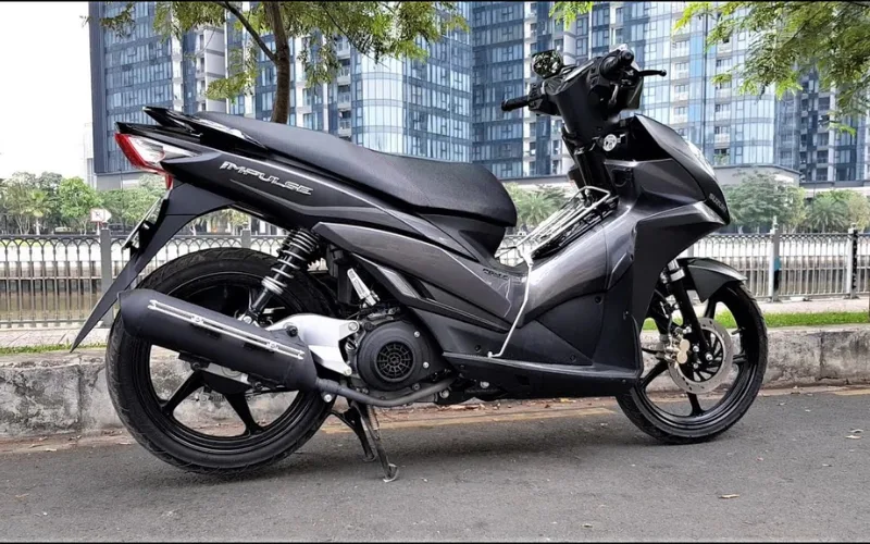 Động cơ vận hành của Suzuki Impulse là động cơ xăng 4 thì có công suất vận hành tối đa 9,2 mã lực