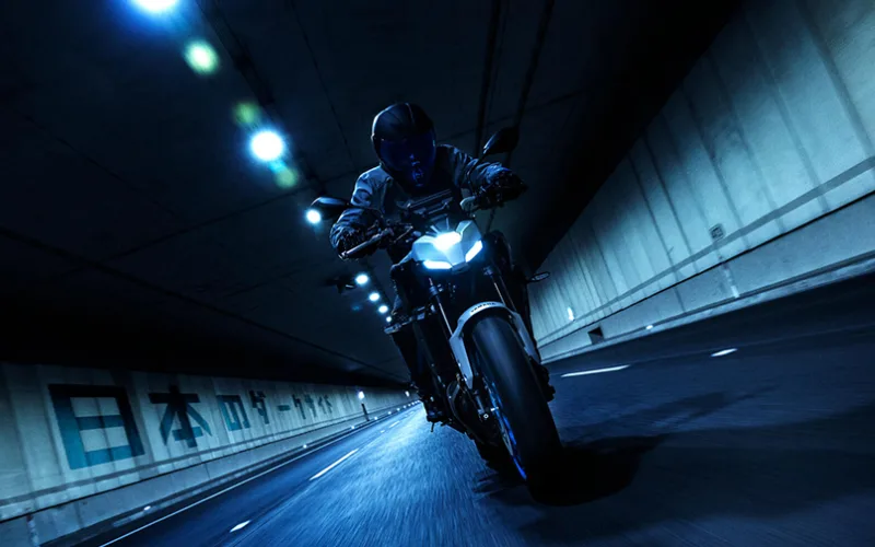Ở góc nhìn trực diện, Yamaha MT-07 mang đến phần đèn xe hiện đại hơn với đèn pha dạng LED thanh mảnh