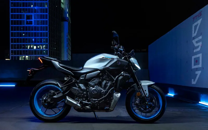 Thân xe Yamaha MT-07 2025 uốn lượn đầy nam tính kết hợp cùng các chi tiết máy thể thao lộ ra bên ngoài làm tăng tính thể thao cho xe