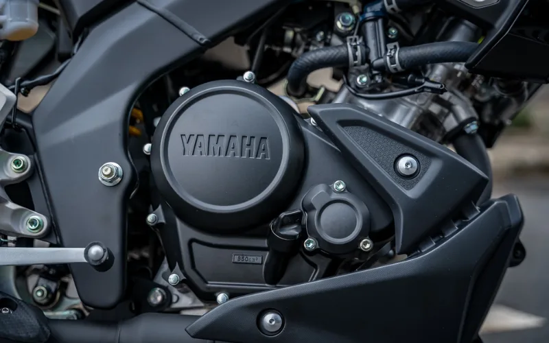 Yamaha MT-15 2025 được trang bị động cơ xăng 4 thì, 4 van, SOHC có dung tích 155cc giúp sản sinh công suất 19 mã lực và momen xoắn cực đại 14,7Nm