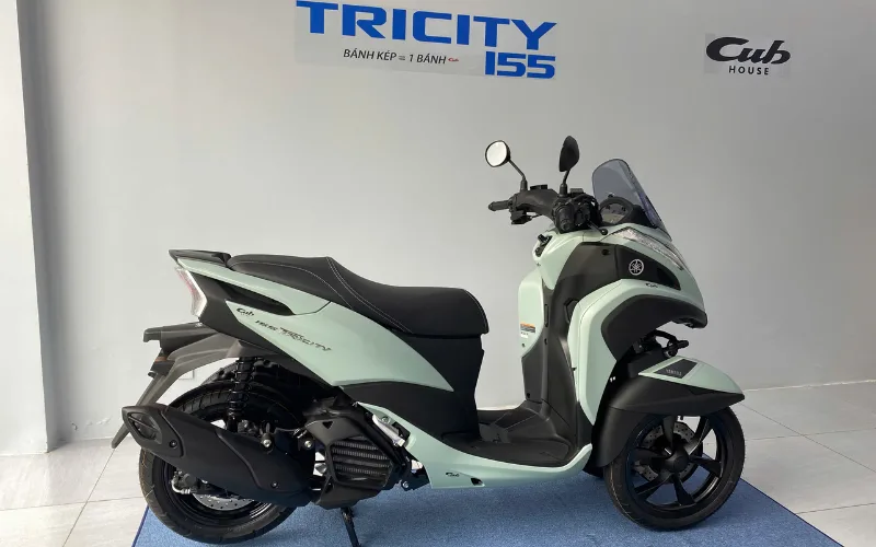 Kiểu thiết kế này giúp Tricity 155 cải thiện đáng kể sự ổn định và độ bám đường, đặc biệt hữu ích khi di chuyển trên các bề mặt đường không bằng phẳng
