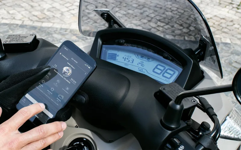 Về công nghệ, Tricity 155 sở hữu đồng hồ kỹ thuật số tích hợp ứng dụng Yamaha Motorcycle Connect (Y-Connect)