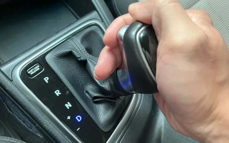 Chuyển số tiến/lùi đột ngột khi xe chưa dừng hẳn